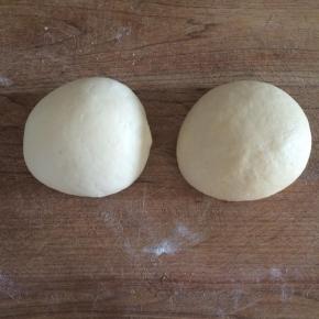 面粉分两份，一份用5克白糖、5克泡打粉、酵母、白面和成面团；一份用30克白糖、泡打粉、酵母、白面和成甜面团，盖上醒发，中途反复揉面团至表面光滑