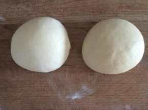 面粉分两份，一份用5克白糖、5克泡打粉、酵母、白面和成面团；一份用30克白糖、泡打粉、酵母、白面和成甜面团，盖上醒发，中途反复揉面团至表面光滑