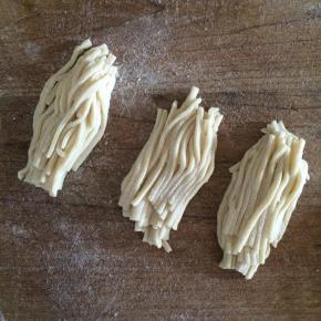 将面条丝分等份，两端捏合一下