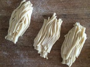 将面条丝分等份，两端捏合一下