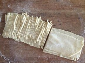 切丝，这个过程像做面条一样