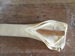 用刀从中间划开