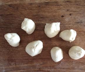 把另一块面团分成等份的剂子