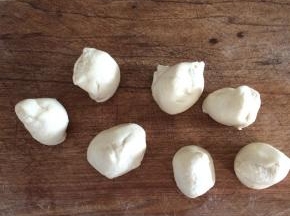 把另一块面团分成等份的剂子