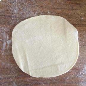 取一块剂子擀成面皮