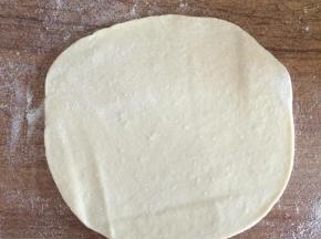 取一块剂子擀成面皮