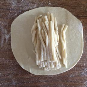 把面条丝放在面皮上