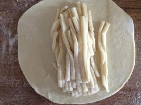 把面条丝放在面皮上