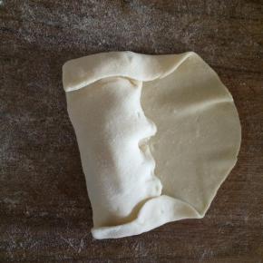 再把上下两端包起来