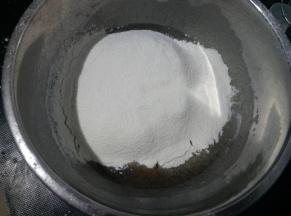 筛入面粉，用刮刀拌匀成面团，装入保鲜袋中室温静置2个小时。