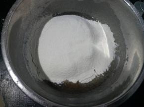 筛入面粉，用刮刀拌匀成面团，装入保鲜袋中室温静置2个小时。