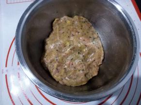 带手套抓捏均匀，盖保鲜膜静置15分钟。