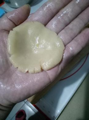 取一面团手掌心中按扁。