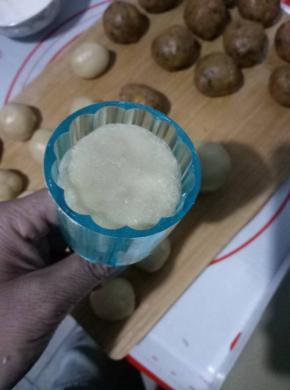 把圆形稍稍搓一下，搓成椭圆形，放进50克月饼模具里，稍稍压扁。