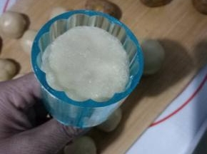 把圆形稍稍搓一下，搓成椭圆形，放进50克月饼模具里，稍稍压扁。