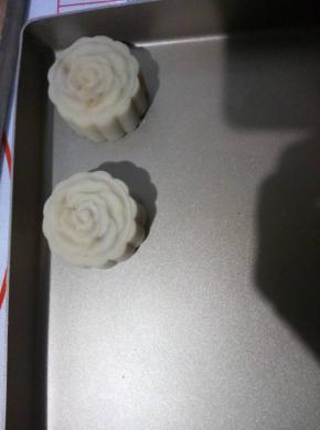 月饼模具放金盘上，往下按，稍微用力，然后提起模具，生坯就出来了。