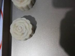 月饼模具放金盘上，往下按，稍微用力，然后提起模具，生坯就出来了。