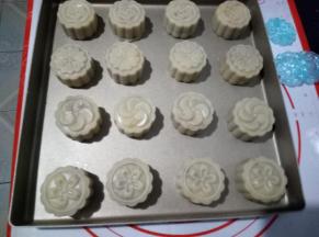 所有的月饼生坯都做好，排入金盘中。