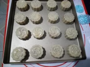 所有的月饼生坯都做好，排入金盘中。