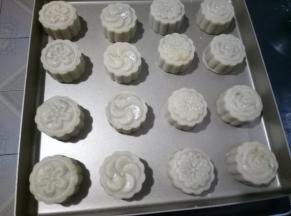 烤箱提前预热上火190度，下火180度5分钟，月饼生坯喷一层水，放入烤箱中层烤5分钟，取出，微凉刷一层全蛋液，注意只刷凸起的花纹，要薄薄的一层。