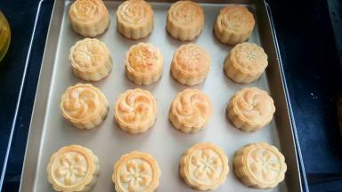 再放入烤箱中层烤15分钟。取出，烘烤的颜色很均匀，晾凉后直接烤箱过夜或者密封保存，过一晚上回油后就更好吃了。