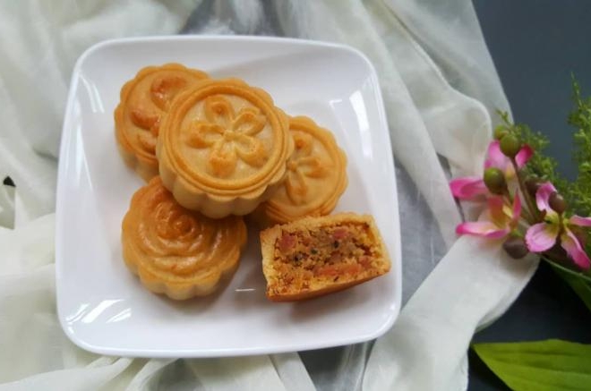 金沙香肠莲蓉月饼