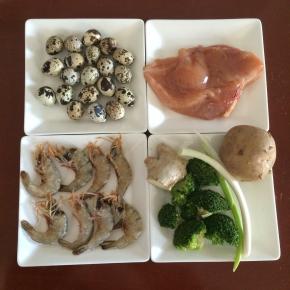 准备食材：鹌鹑蛋、鸡胸肉、海虾、西兰花、土豆、葱、姜