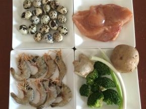 准备食材：鹌鹑蛋、鸡胸肉、海虾、西兰花、土豆、葱、姜