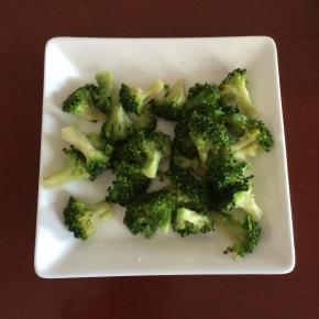 西兰花撕小朵，在放入精盐、一滴油的沸水中焯烫后过一下冷水，沥去水分