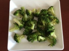 西兰花撕小朵，在放入精盐、一滴油的沸水中焯烫后过一下冷水，沥去水分