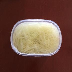 土豆切丝，放入清水中浸泡，去除淀粉