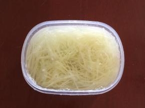 土豆切丝，放入清水中浸泡，去除淀粉