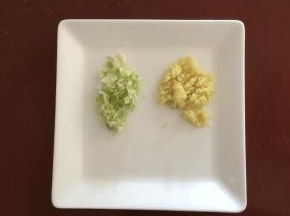 葱姜切末，备用