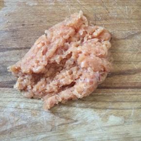 鸡胸肉去筋膜，剁成肉馅