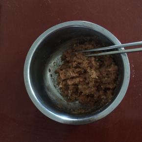 鸡肉馅中放入葱、姜、精盐、酱油、白糖、胡椒粉、香油、味精等调味，打上劲