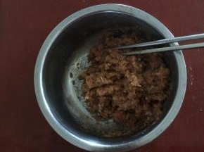 鸡肉馅中放入葱、姜、精盐、酱油、白糖、胡椒粉、香油、味精等调味，打上劲