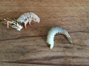 将虾去除外壳，留尾部