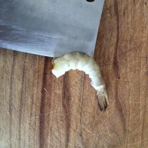 用刀从背部切开，去除虾线