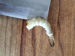 用刀从背部切开，去除虾线