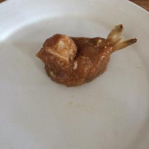 用肉馅包住处理好的虾,做出小鸟的模样