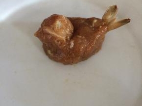 用肉馅包住处理好的虾,做出小鸟的模样