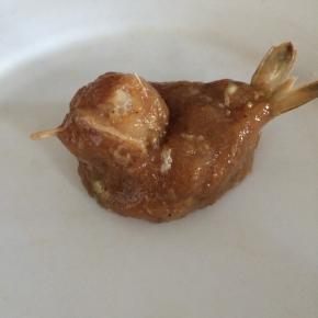 剥去的虾脚部分插进肉馅里，做成小鸟的嘴巴