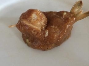 剥去的虾脚部分插进肉馅里，做成小鸟的嘴巴