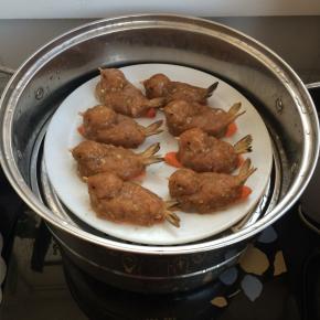 做好的造型下面垫一片胡萝卜片，上蒸锅烧开锅蒸10分钟