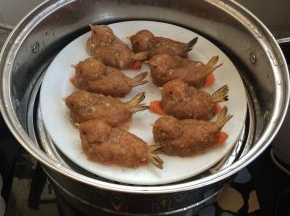 做好的造型下面垫一片胡萝卜片，上蒸锅烧开锅蒸10分钟