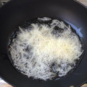 7成热时放入土豆丝