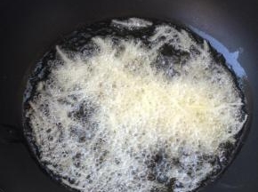 7成热时放入土豆丝