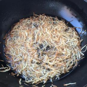 炸成金黄色捞出