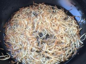 炸成金黄色捞出