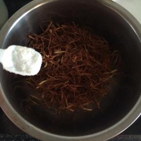 趁热撒入适量的精盐拌均匀